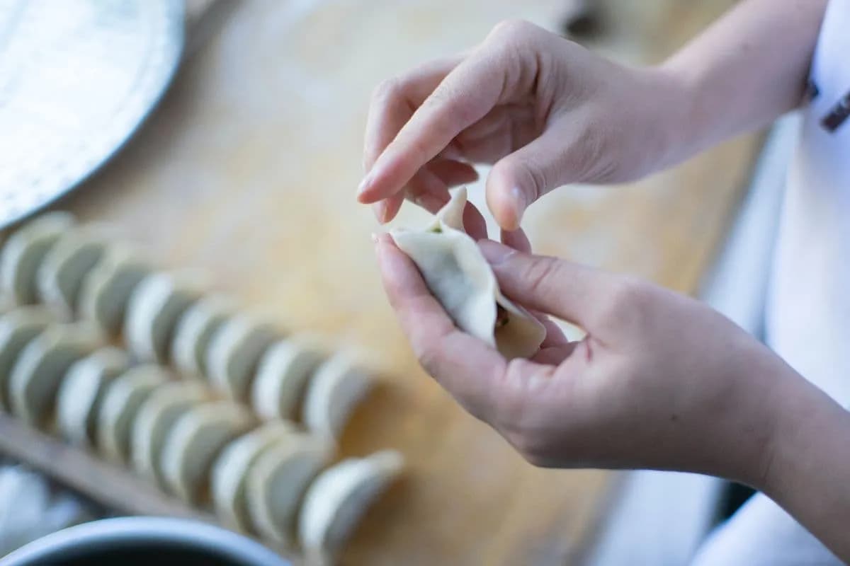 Jak gotować pierogi mrożone z truskawkami: proste sposoby na smakowite danie