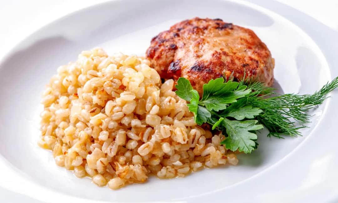 Ile gotować kaszę pęczak w woreczkach, aby była idealna?