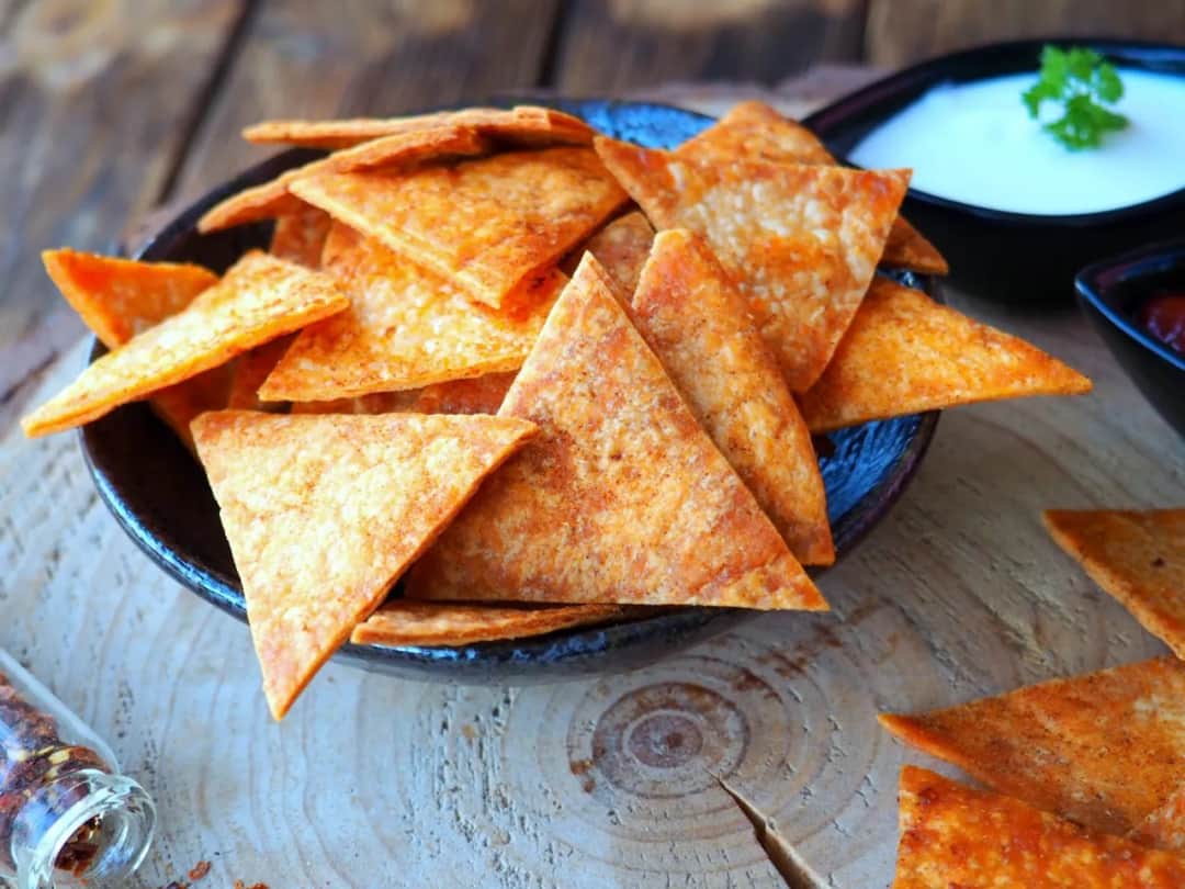 Jak zrobić trójkątne chipsy? Świetny pomysł na imprezową przekąskę!