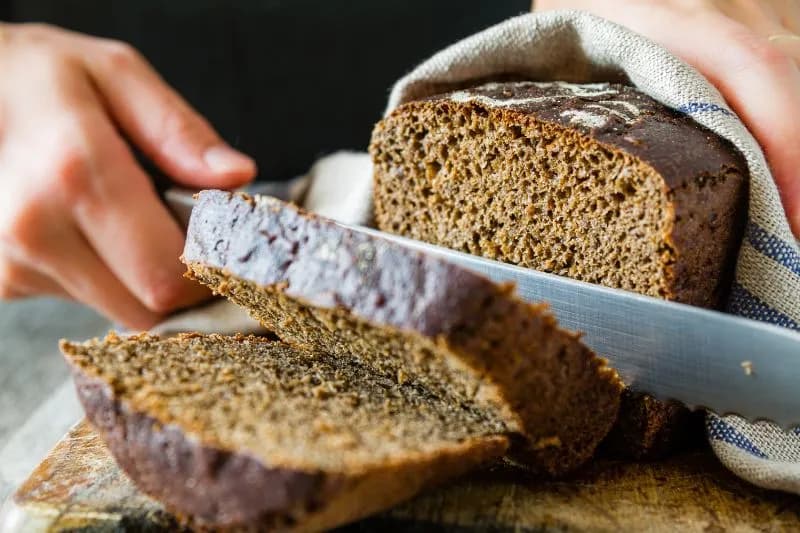 Chleb razowy z jakiej mąki? Poznaj najlepsze opcje dla zdrowia