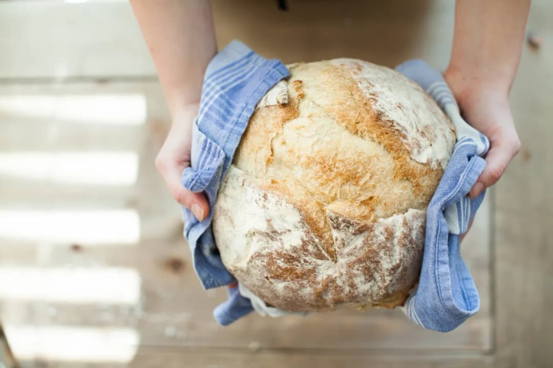Jak podgrzać chleb w piekarniku, by uniknąć twardości i wysuszenia