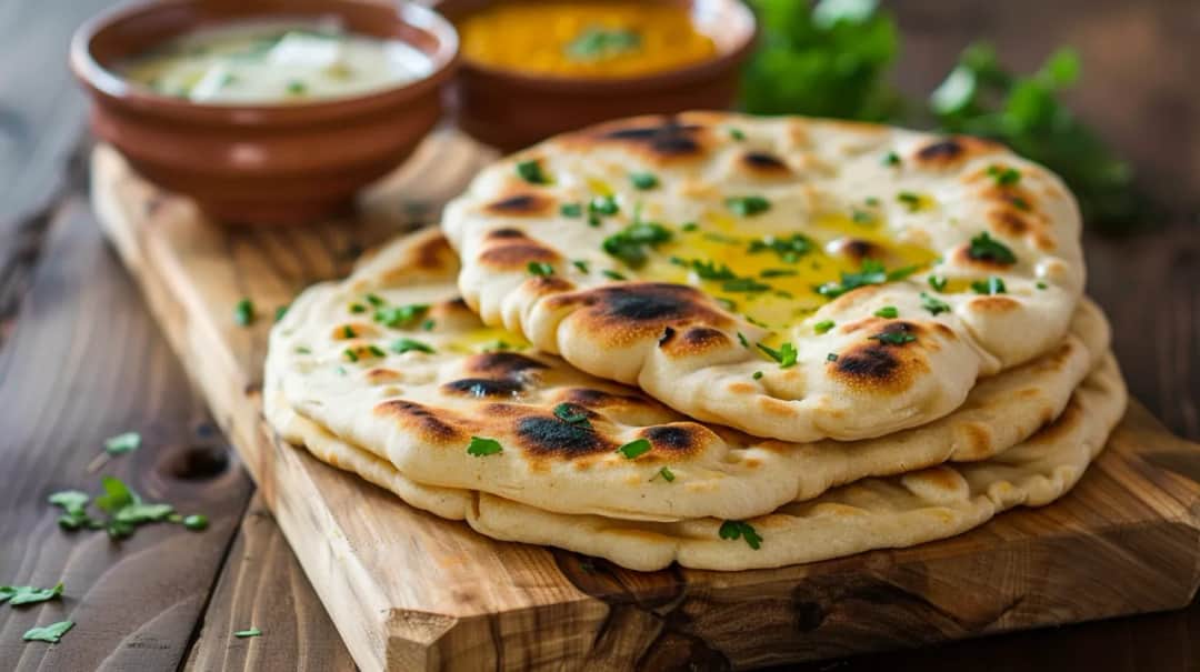 Chlebki naan czosnkowe – aromatyczny i smaczny dodatek do dań