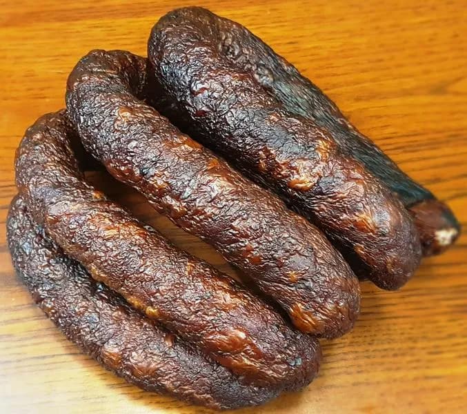 Kiełbasa dębowa: unikalny smak i tajniki tradycyjnego wędzenia